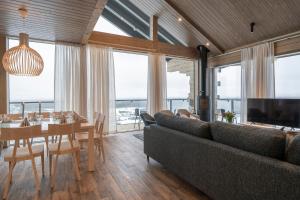 普哈圣山Ski-Inn Kultakero的带沙发和桌子的客厅以及用餐室