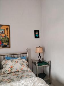 巴利盖BRUSSELS HOMESTAY BALIGE的一间卧室配有一张床和一张带台灯的桌子