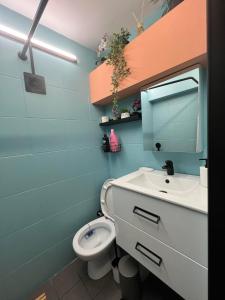克桑西Happy Colors House Xanthi的一间带卫生间、水槽和镜子的浴室