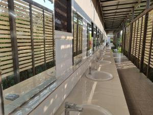Ban Noiบ้านติดดิน รีสอร์ท เชียงคาน的公共厕所里的一排水槽