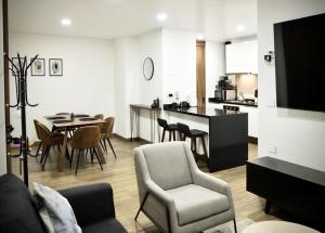 墨西哥城Flats Friends Condesa-Pelotari的客厅以及带桌椅的厨房。