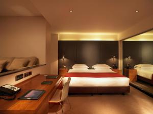 伦敦皇家花园酒店的酒店客房配有一张床、一张书桌