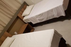 卡达斯诺瓦斯Praias do Lago Eco Resort的一间卧室配有两张带白色床单的床