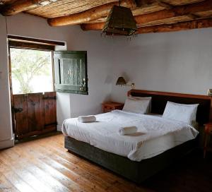 De DoornsKaroo 1 Hotel Village的一间卧室设有一张大床和一个窗户。