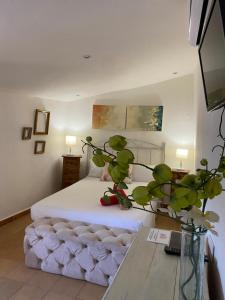 波凯兰特Casa Rural Mirador的卧室配有一张白色的大床和一张桌子