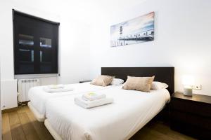 宏达瑞比亚Bakea by Smiling Rentals的一间卧室配有两张带白色床单的床