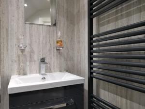鲍内斯温德米尔布鲁克兰旅馆的浴室设有白色水槽和镜子
