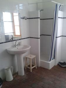 Gîte en pleine nature calme & tranquillité assurée的白色的浴室设有水槽和淋浴。