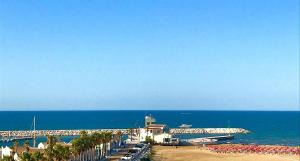 罗迪-加尔加尼科Hotel Borgo Marina的拥有白色建筑和海洋的海滩