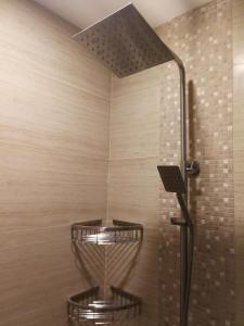 马尼拉Adria Residences - Sapphire Garden - 2 Bedroom for 4 person的一间房间里带两个篮子的淋浴