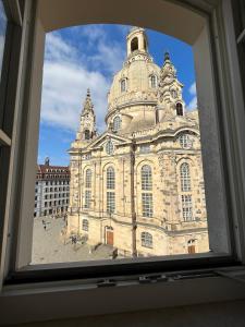 德累斯顿德勒斯登阿尔特斯公寓式酒店的从窗户可欣赏到大建筑的景色