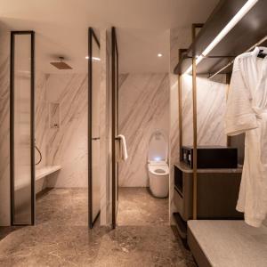 钦奈高塔酒店的浴室配有卫生间、盥洗盆和浴缸。