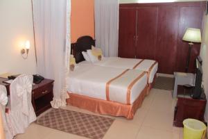 布琼布拉甜蜜生活度假酒店的一间卧室配有一张床和一张书桌