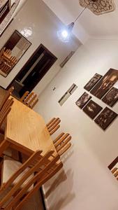 拉巴特Welcome Hom in the heart of RABAT的一间用餐室,在房间内配有桌椅