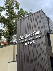 尤尔马拉Amber Sea Hotel & SPA的建筑物一侧的标志