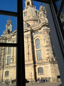 德累斯顿Gemütliches Apartment mit Blick zur Frauenkirche的从窗户可欣赏到大建筑的景色