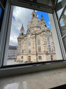 德累斯顿Gemütliches Apartment mit Blick zur Frauenkirche的透过窗户可欣赏到大建筑的景色