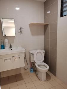 亚依淡Seri Sayang 2 Apartment suite with 2bedroom的浴室配有白色卫生间和盥洗盆。
