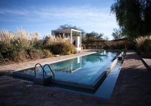 圣佩德罗·德·阿塔卡马Explora en Atacama - All Inclusive的庭院内带凉亭的游泳池