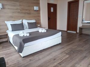 瓦尔纳Hotel Vanilla, Varna - Free parking的一间卧室配有一张大床和两条毛巾