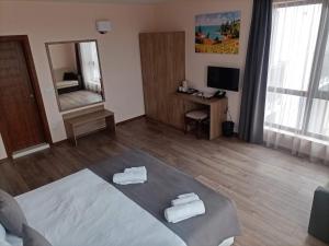 瓦尔纳Hotel Vanilla, Varna - Free parking的一间卧室配有一张床,上面有两条毛巾