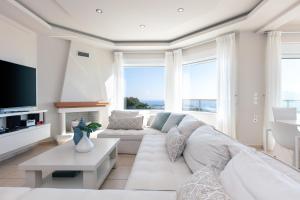 干尼亚Villa Panorama的客厅配有白色沙发和大窗户