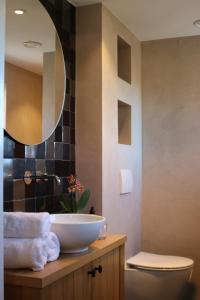 House of Flowers的一间带水槽和镜子的浴室
