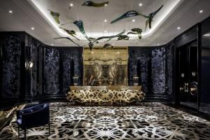 多伦多多伦多碧莎酒店的大堂设有黑色墙壁和带蝴蝶的天花板