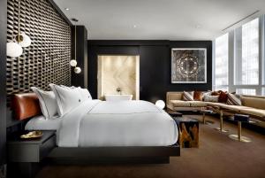 多伦多多伦多碧莎酒店的卧室配有一张白色的大床和一张沙发。