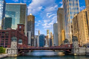 芝加哥芝加哥洛斯酒店的一座高楼城市的河上桥梁