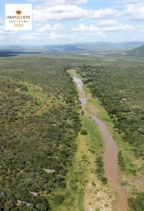 MaguduAmakhosi Safari Lodge & Spa的热带草原上河流的空中景观