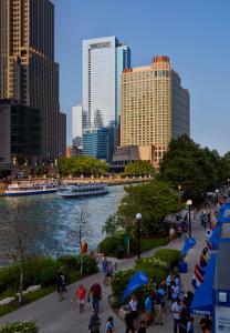 芝加哥芝加哥洛斯酒店的一群人走在河边的人行道上