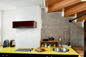 汉堡Wedina Serviced Apartments的厨房设有黄色柜台和水槽