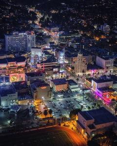 洛杉矶洛伊斯好莱坞酒店的夜晚城市的空中景观