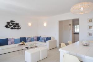 阿尔曼萨Beautiful apartment set in the heart of Quinta的白色的客厅配有沙发和桌子