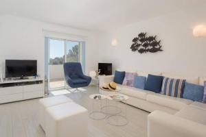 阿尔曼萨Beautiful apartment set in the heart of Quinta的带沙发和电视的白色客厅