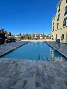 奥兰多Pestana Orlando Suites - Lake Buena Vista的大楼前的游泳池