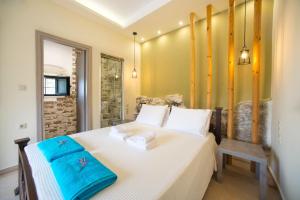 PátimaVilla Cretan View with Heated Swimming Pool的一间卧室配有带毛巾的床