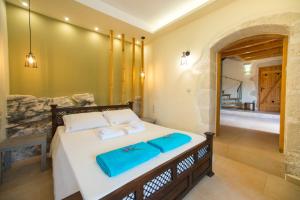 PátimaVilla Cretan View with Heated Swimming Pool的一间卧室配有一张床,上面有两条毛巾
