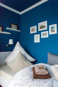 BrenigFriendly Home - Einzelappartement "Trust" Köln Bonn Phantasialand的蓝色的卧室,配有床和蓝色的墙壁