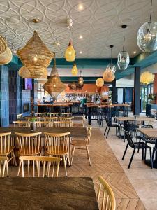 比勒陀利亚1152 @The Blyde Riverwalk - Crystal Lagoon的一间带桌椅的餐厅和一间酒吧