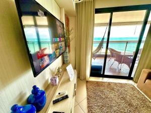福塔莱萨LANDSCAPE - Beira mar platinum的客厅设有壁挂式平面电视。