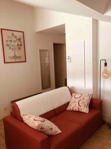 比达尔Bidart côte basque T3 250 mètres de la plage 3***的客厅里一张红色的沙发,配有镜子