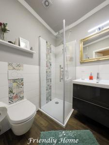 BrenigFriendly Home - Einzelappartement "Calm" Köln Bonn Phantasialand的带淋浴、卫生间和盥洗盆的浴室