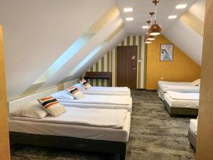克拉科夫Hotel Fero Express POKOJE KLIMATYZOWANE AC的一间房间里三张床的组合