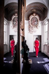罗马潘菲利宫依奇博罗米尼酒店的站在镜子前的走廊上的女人
