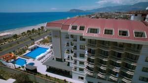 阿拉尼亚Sey Beach Hotel & Spa的享有酒店和海滩的空中景致