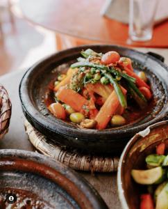 马拉喀什Riad Musa的桌上一碗食物,包括豆子和蔬菜
