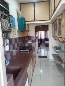 钱德加尔Chandigarh home的厨房配有水槽和台面