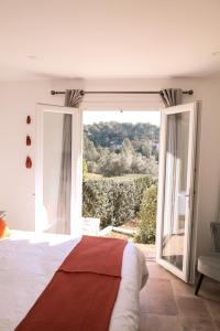 勒博塞Le Clos Serein的一间卧室设有一张床和一个大窗户
